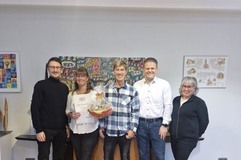 v.l.n.r.: Erster Bürgermeister Jan Marberg, Jubilarin Andrea Hertel, Abwasser-Leiter Horst Steinhoff, Stadtwerke Geschäftsführer Torsten Zwingmann, Stadtwerke-Betriebsratsvorsitzende Anja Kaiser