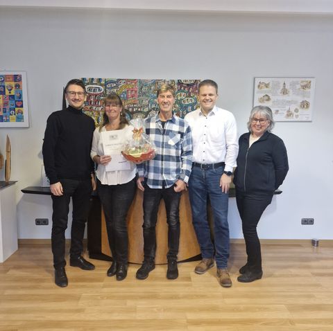 v.l.n.r.: Erster Bürgermeister Jan Marberg, Jubilarin Andrea Hertel, Abwasser-Leiter Horst Steinhoff, Stadtwerke Geschäftsführer Torsten Zwingmann, Stadtwerke-Betriebsratsvorsitzende Anja Kaiser