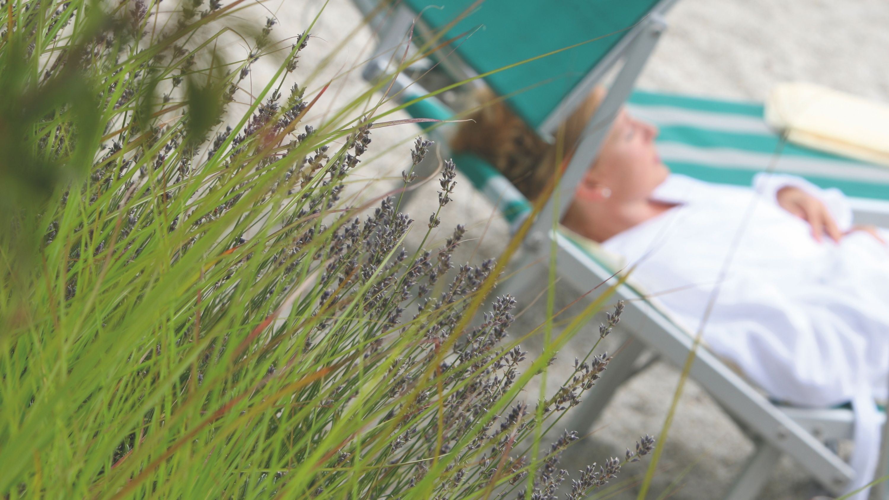Frau genießt die Sonne am Pool