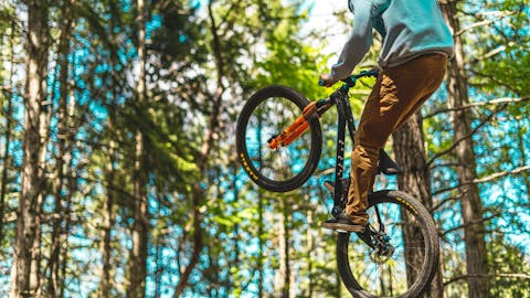 Biker fliegt durch den Wald