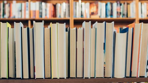 Bücherregale in einer Bibliothek