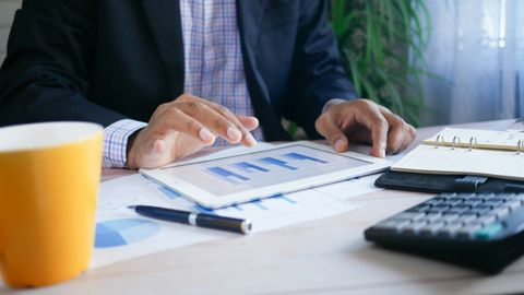 Arbeitsplatz mit Statistiken und Taschenrechner