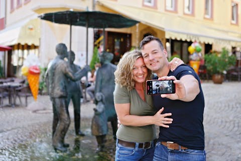 Paar macht ein Selfi auf dem Marktplatz