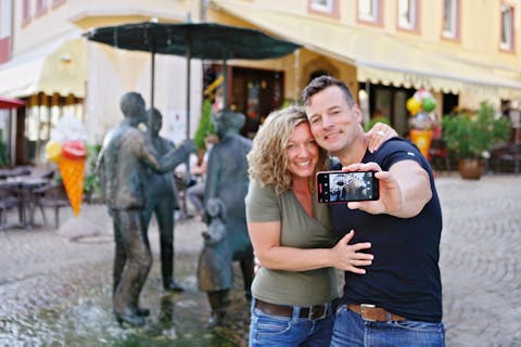 Paar macht ein Selfi auf dem Marktplatz