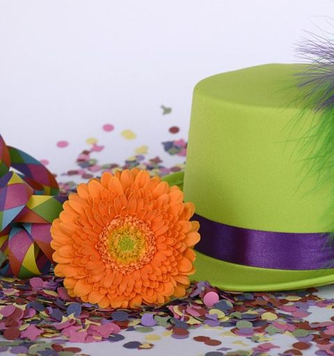 Hut, Luftschlange und Konfetti