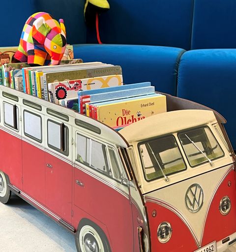 Bilderbuchbus mit Lesesofa und -schlange