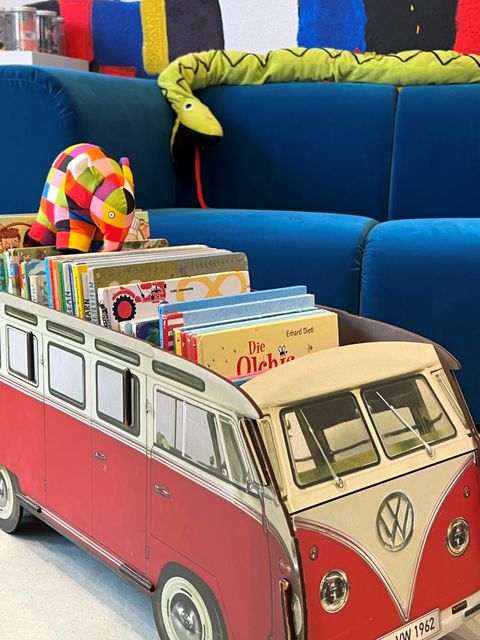 Bilderbuchbus mit Lesesofa und -schlange 