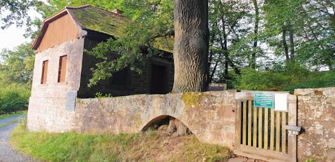 Totenhaus mit Friedhofsmauer